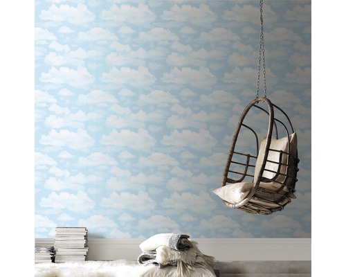 Raum mit Wolkenmuster-Tapete, Hängesessel und Bücherstapel