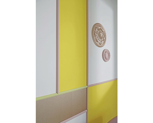 Wandgestaltung mit Zierprofilen und Rosetten