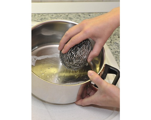 Reinigung eines Edelstahltopfes mit einem Stahlschwamm