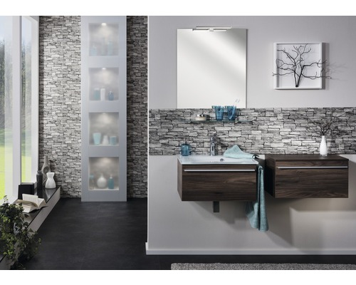 Modernes Badezimmer mit Waschtisch, Spiegel, Regal und Steinwand