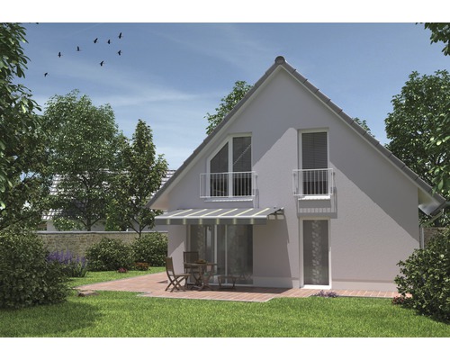 Haus mit Terrasse und Gartenmöbeln