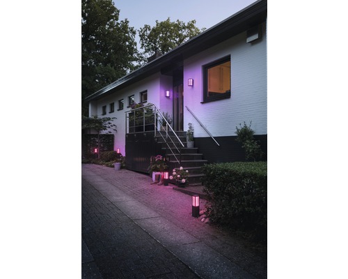 Beleuchtetes Haus mit Außenleuchten und Wegeleuchten für den Außenbereich