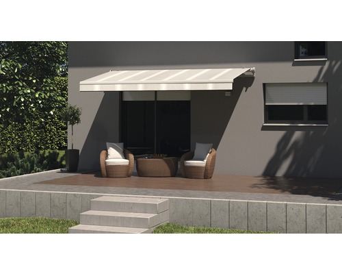 Terrasse mit Markise, Rattansesseln und Tisch an einem Haus