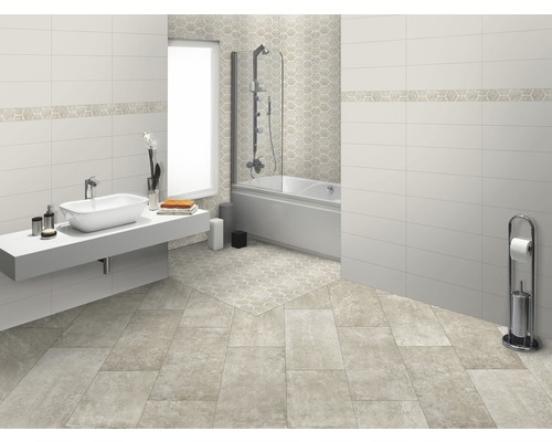 Helles Badezimmer mit Badewanne, Waschbecken und Bodenfliesen