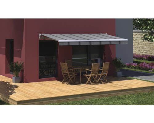 Terrasse mit Markise, Tisch und Stühlen vor Hauswand