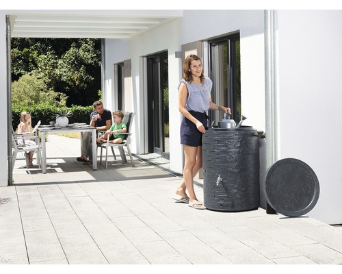 Szene im Freien mit Regenspeicher, Familie und Gartenmöbeln