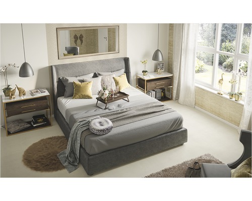 Helles Schlafzimmer mit Doppelbett, Nachttischen und dekorativen Elementen für eine gemütliche Atmosphäre.