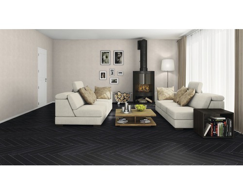 Wohnzimmer mit Kamin, Sofas und dunklem Fischgrätparkett