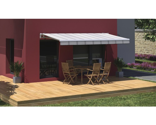 Terrasse mit Markise, Tisch und Stühlen vor Hauswand