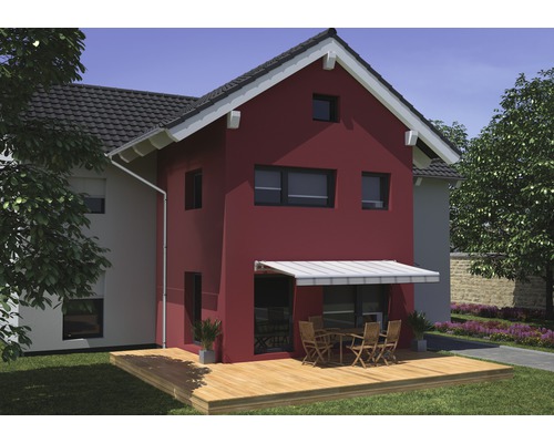 Ansicht eines Hauses mit Markise über einer Terrasse mit Gartenmöbeln