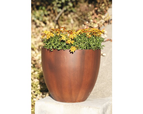 Blumentopf aus Metall mit gelben Blüten