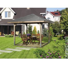 Holzpavillon mit Tisch und Stühlen im Garten