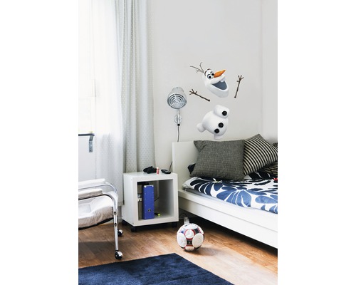 Einrichtung eines Kinderzimmers mit Bett, Nachttisch, Lampe und Wanddekoration.