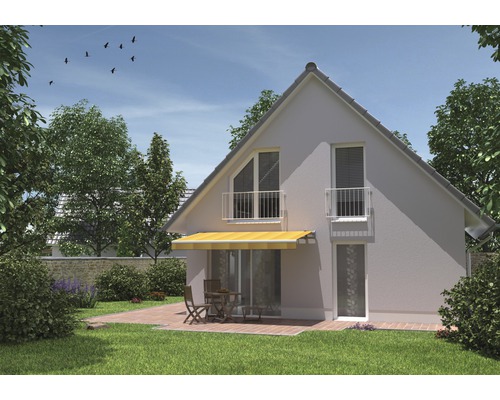 Haus mit gelber Markise, Gartenmöbeln und Grünfläche