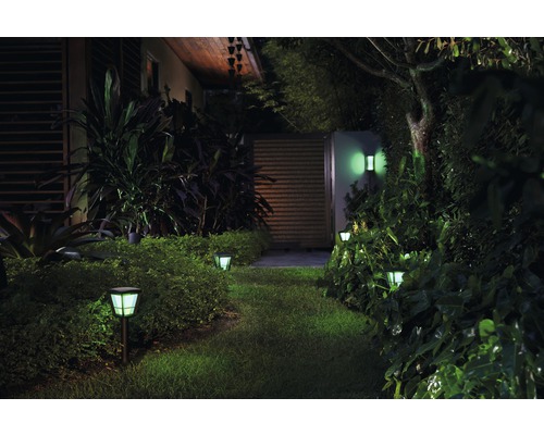 Beleuchteter Gartenweg mit Aussenleuchten und Wandleuchten