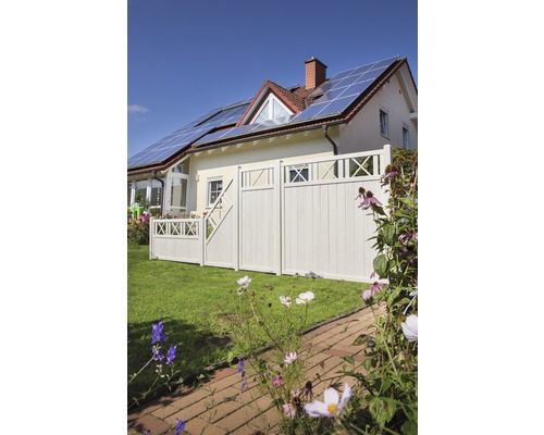 Haus mit Solaranlage, Holzzaun und Garten