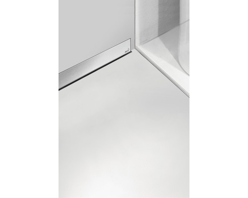 Detailansicht einer Duschkabine mit Bodenablauf und Duschrinne