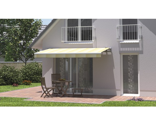 Szene mit Markise an einem Haus und Gartenmöbeln auf der Terrasse.