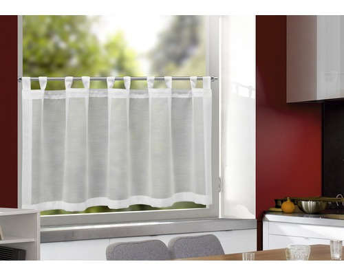 Gardine mit Schlaufen vor einem Fenster im Küchenbereich