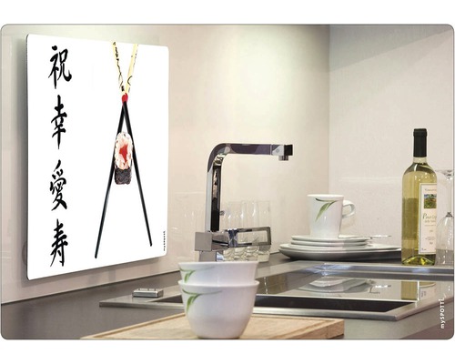 Küchenszene mit Wandbild, Spüle, Armatur und Geschirr