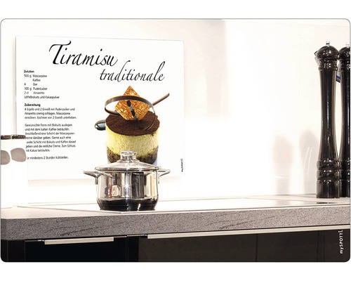 Rezept für Tiramisu neben einem Kochtopf auf einer Küchentheke