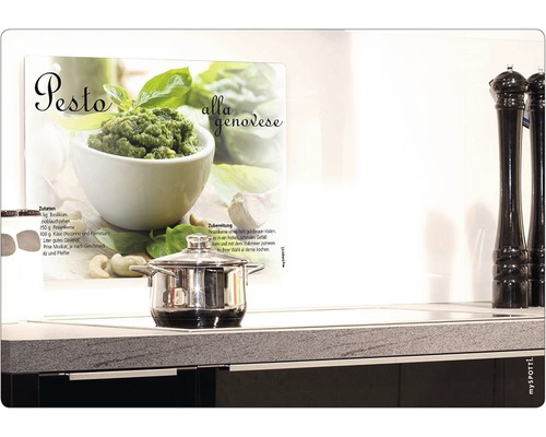 Küchenszene mit einem Topf auf einem Herd und einem Rezept für Pesto alla Genovese im Hintergrund