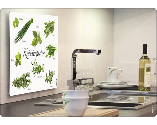 Kräutergarten Magnettafel in einer Küche mit Spüle und Geschirr
