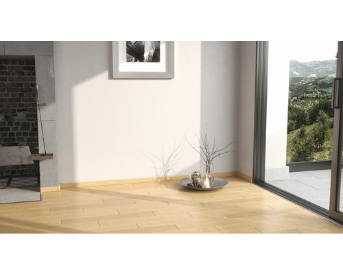 Innenraum mit Holzboden, Kamin und Blick ins Grüne