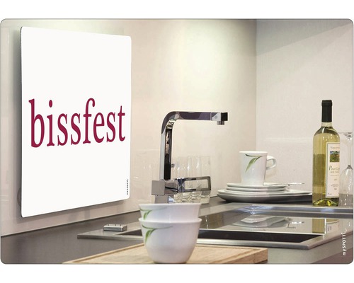 Küchenszene mit Spritzschutzwand und der Aufschrift bissfest