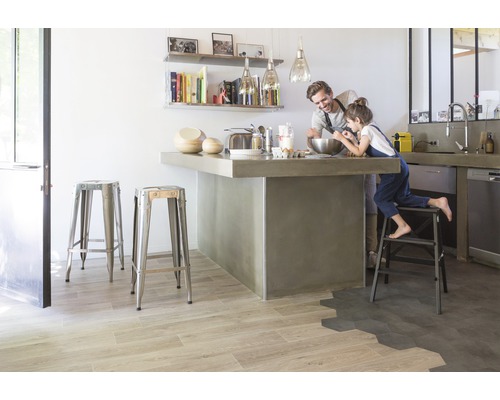 Helle Küche mit Kochinsel, Barhockern und Vater mit Kind beim Backen.