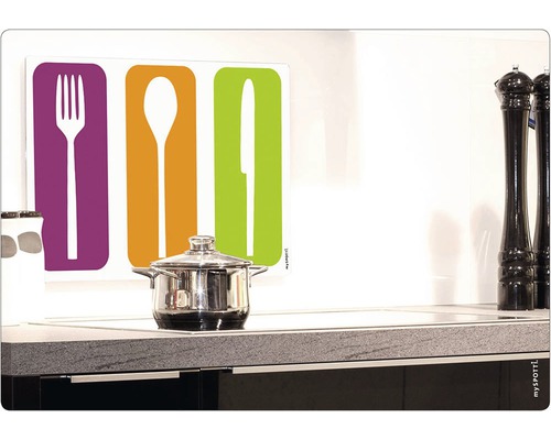 Küchenszene mit Topf auf Herd und Küchenrückwand mit Messer-, Gabel- und Löffelmotiven