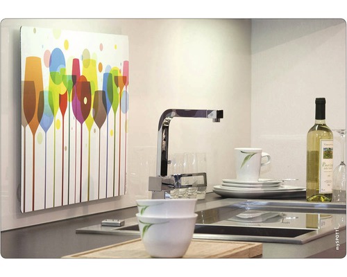 Szene einer Küche mit einem Heizkörper mit Gläser-Motiv