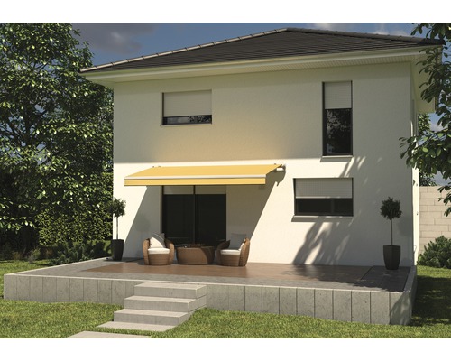 Hausfassade mit gelber Markise über der Terrasse und Rollläden an den Fenstern