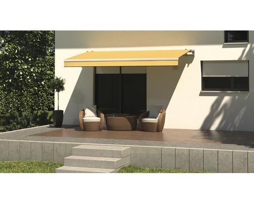 Terrasse mit Markise, Korbsesseln und Tisch