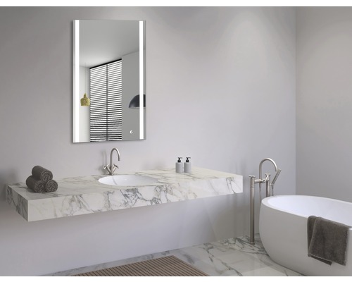 Helles Badezimmer mit Spiegel, Waschbecken und Badewanne