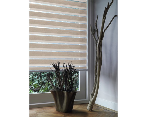 Fensterdekoration mit Duo-Rollo und dekorativen Holzelementen.