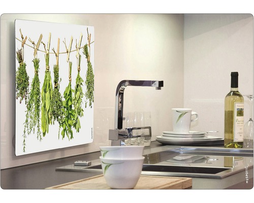 Küchenrückwand mit Kräutermotiv in einer Küchenszene