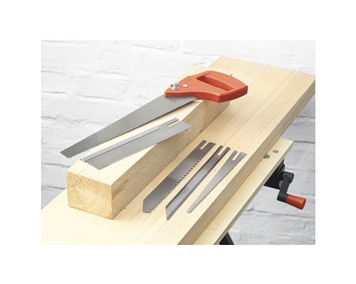 Fuchsschwanzsäge mit Sägeblättern auf einer Werkbank