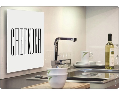 Küchenszene mit Spritzschutzwand, Spüle, Armatur und Geschirr