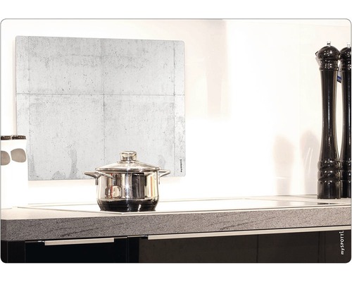 Küche mit Herd, Kochtopf und Fliesenspiegel in Betonoptik