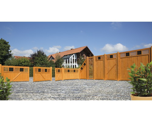 Verschiedene Holzzaunelemente mit Fenstern in einem Garten
