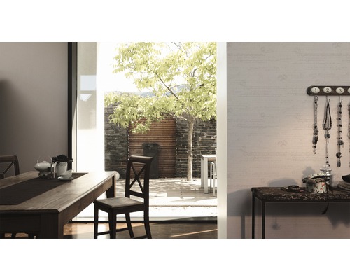 Esszimmer mit Holztisch, Stühlen und Blick auf den Garten