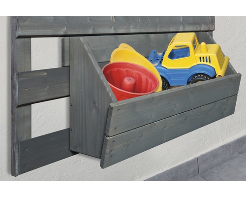 Wandregal aus Holz mit Spielzeug