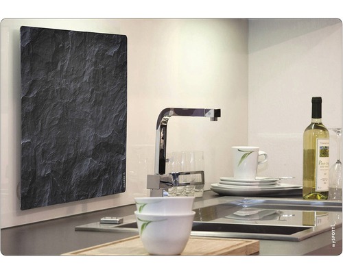 Dekorheizkörper in einer Küchenumgebung mit Spüle, Armatur und Geschirr