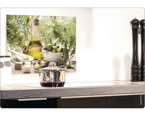 Küchenszene mit Kochfeld, Topf und Küchenrückwand mit Olivenmotiv