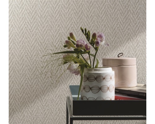 Detailansicht einer Tapete mit Blumenarrangement und Dekoration