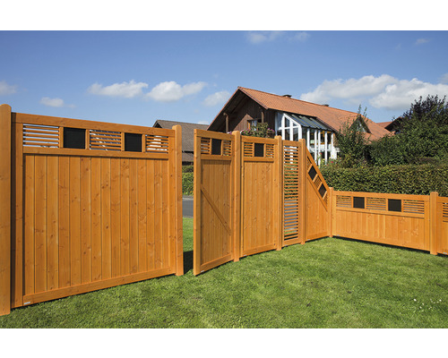 Holzzaun mit Holztor auf einer Rasenfläche