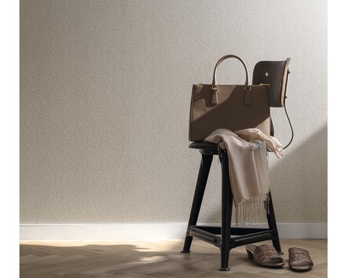 Interieuransicht mit gemusterter Tapete, Handtasche, Stuhl und Accessoires