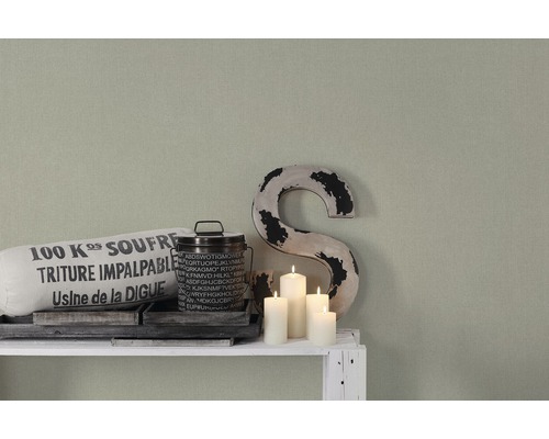 Dekorative Szene mit Textilsack, Blecheimer, Deko-Buchstabe und Kerzen auf einem weißen Regal