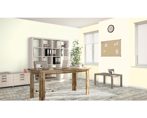 Büroraum mit Schreibtisch, Regal und Büromaterialien für ein produktives Arbeitsumfeld